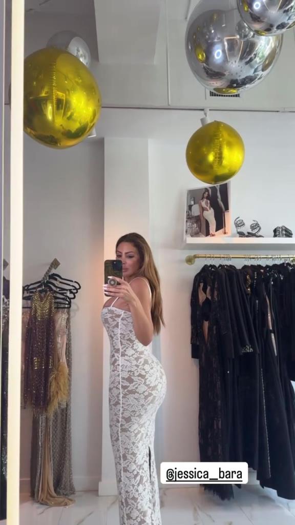 徐娘半老！皮蓬前妻穿吊帶裙自拍，這身材也太炸裂了！