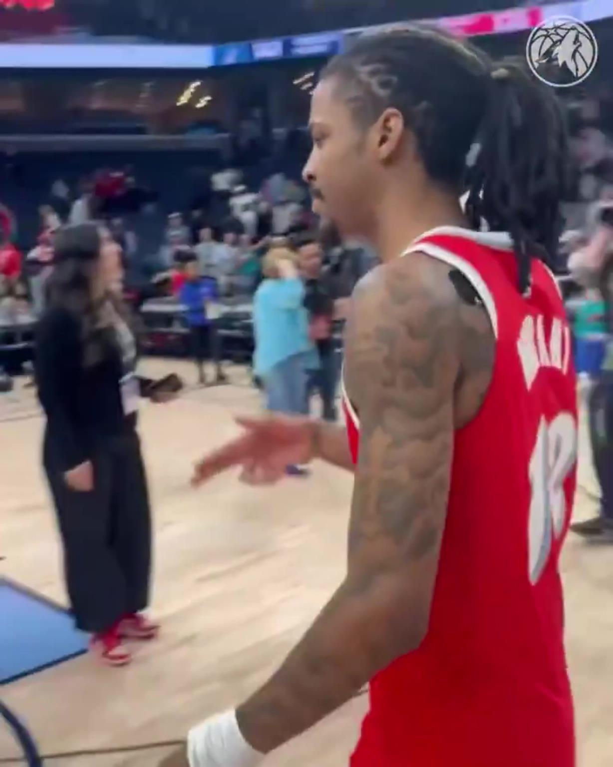 笑死！莫蘭特賽后與華子握手，竟然也是比出“手槍”的手勢