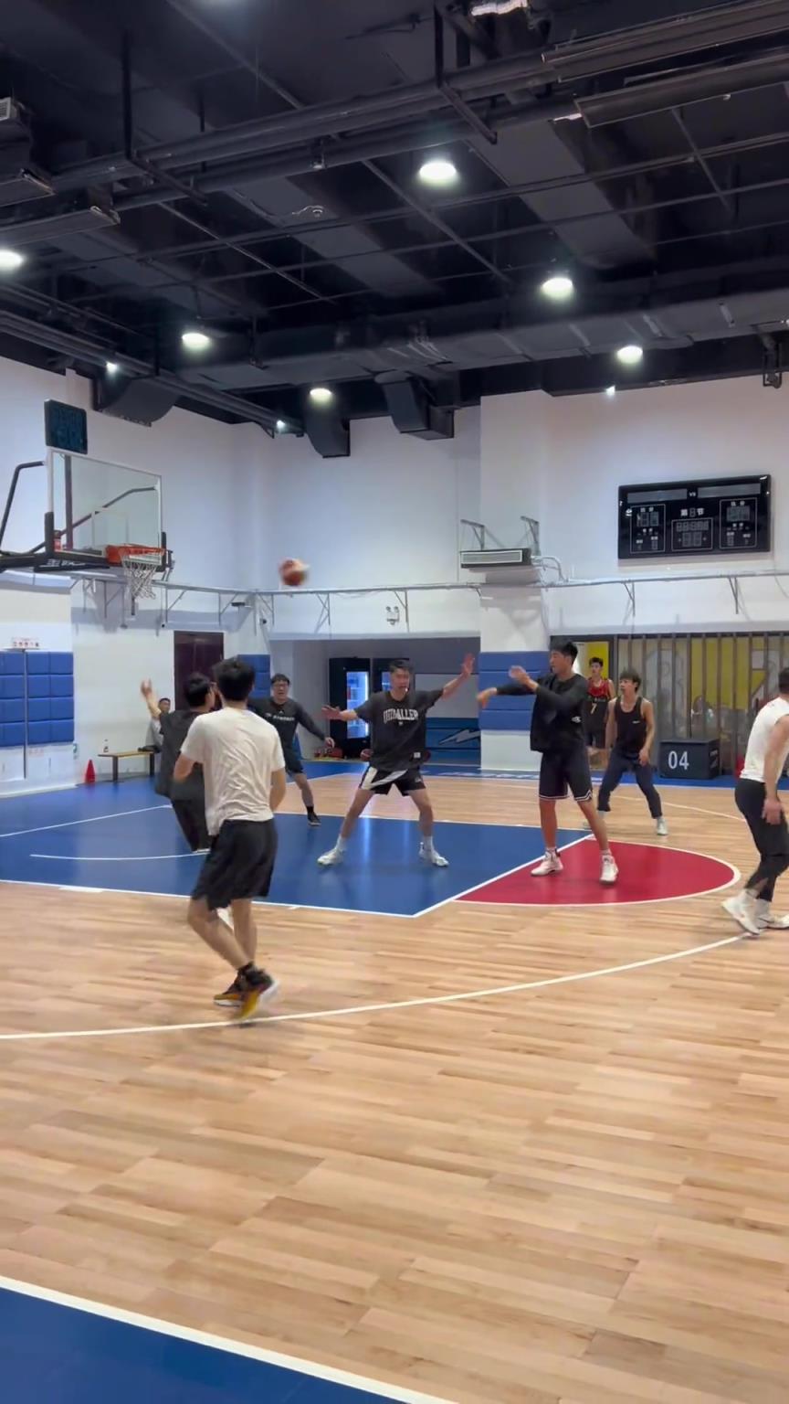 對手回家后：老婆，我今天在野球場匹配到巔峰馬刺隊了！