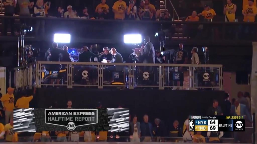 ??？轉(zhuǎn)播鏡頭給到解說看臺，奧尼爾居然抱著一個人在彎舉