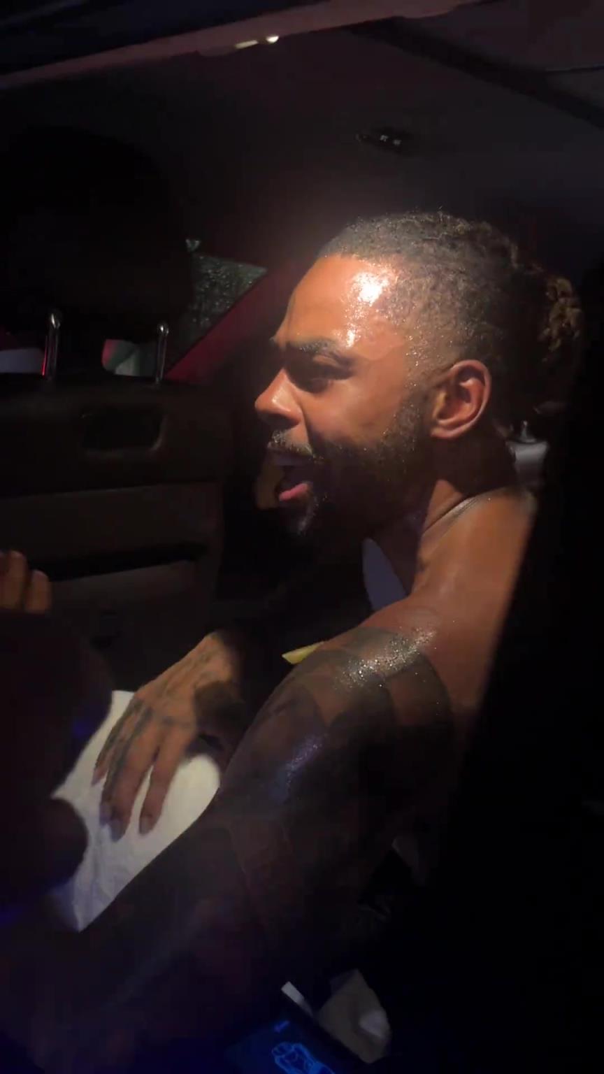 太熱情了！拉塞爾中國行坐車離開球迷們被團(tuán)團(tuán)圍住