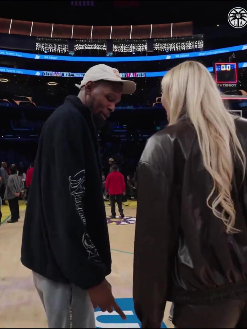 小帥這氣質(zhì)！杜蘭特與庫里教妹布林克擁抱，眼睛好像一直偷瞟布林克大長腿