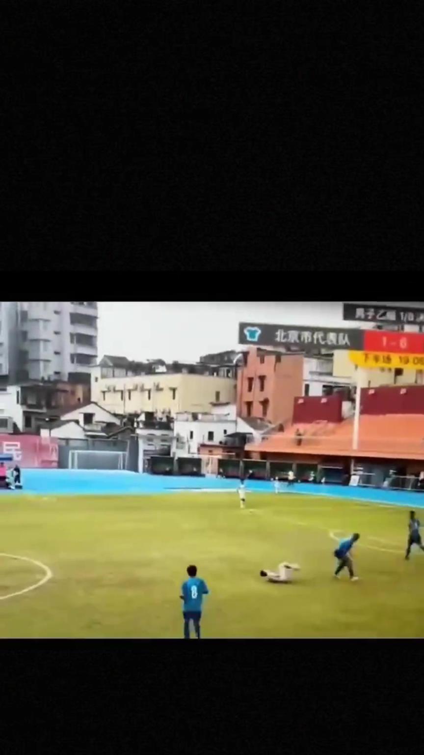 太可怕了！全運會驚現(xiàn)殺人足球，球員將對手直接踢骨折