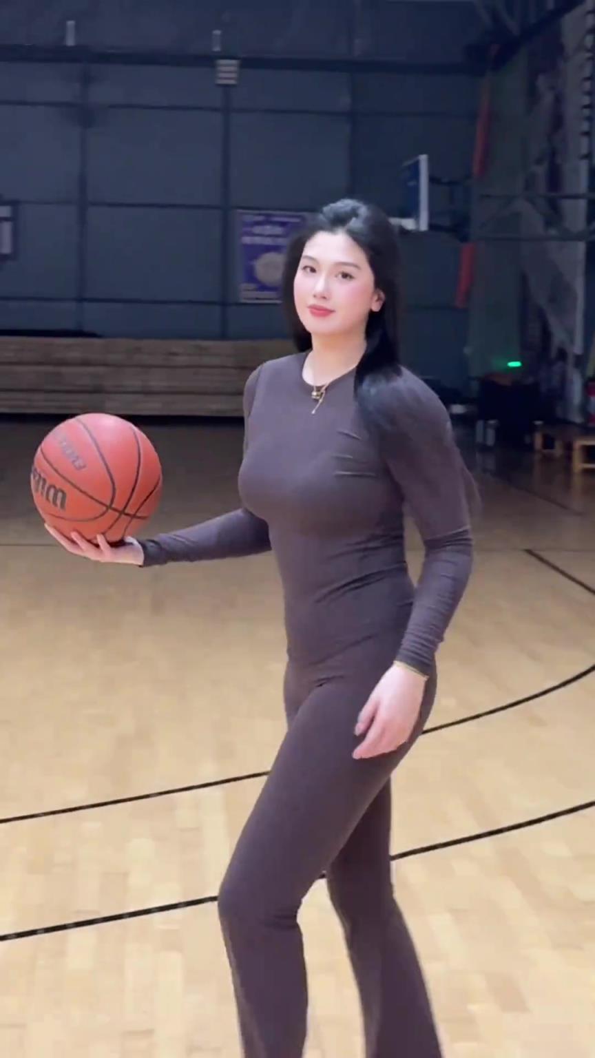 低配版卡戴珊！野球場肘姐這身材，懂的吧友都懂！