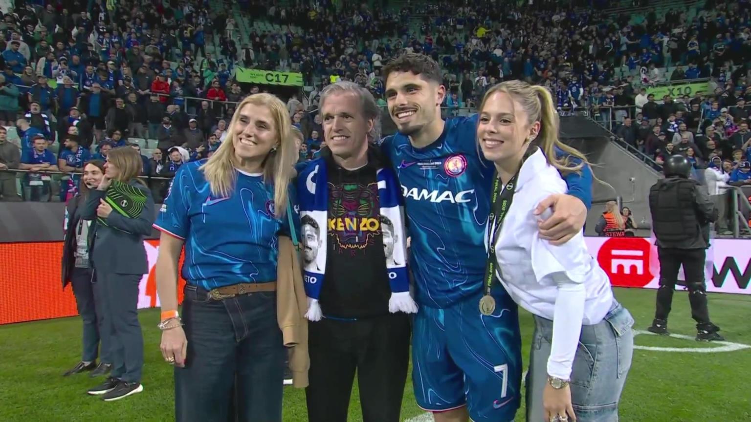 內(nèi)托好福氣！奪冠后高顏值女友來合照，身材相當(dāng)哇塞！