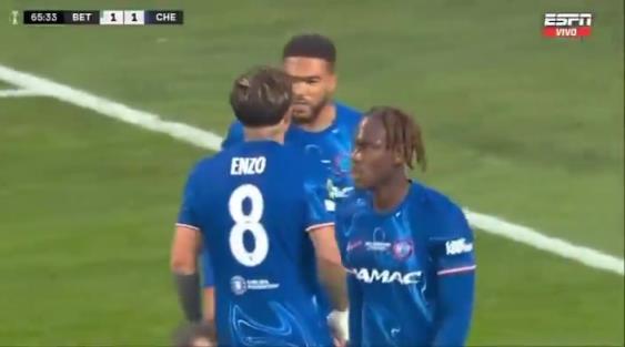 繼續(xù)干！恩佐進(jìn)球后給了詹姆斯一巴掌，兩人頂頭互相打氣