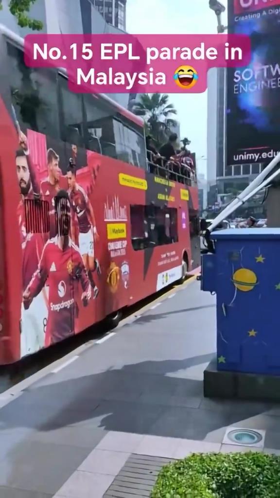 游街示眾？曼聯(lián)在馬來西亞街頭大巴游行，球迷笑噴