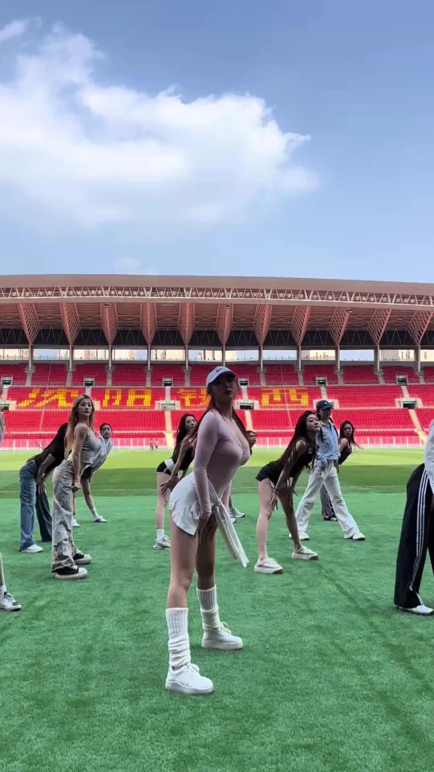 好看！在彩排的遼寧鐵人啦啦隊(duì)小姐姐們