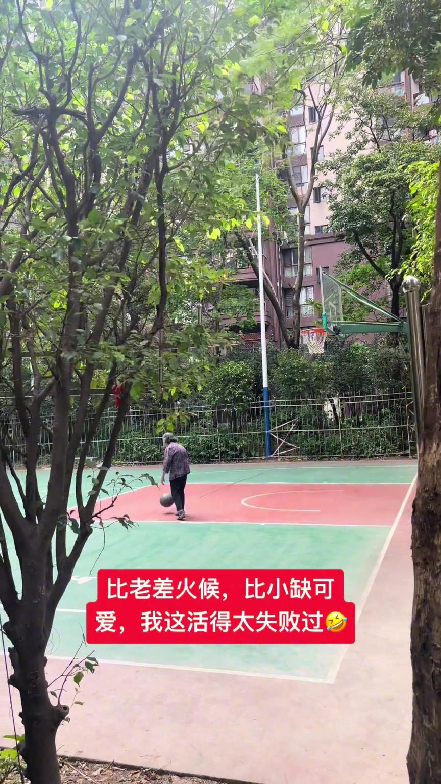 這阿婆單手一投一個準(zhǔn)，姜還是老的辣