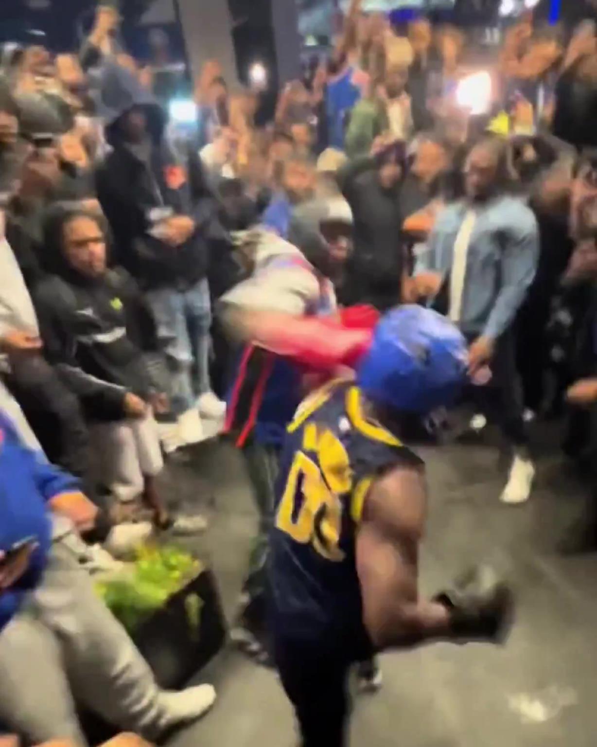 這不比場上好看？尼克斯&步行者球迷賽后直接1v1拳擊