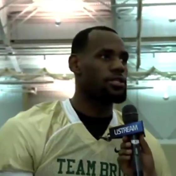 哥兩個還會這個?。?1年NBA停擺期間老詹和阿杜組隊玩橄欖球