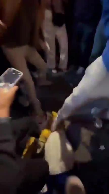 驚！尼克斯大勝步行者后，哈利伯頓遭主場球迷群毆