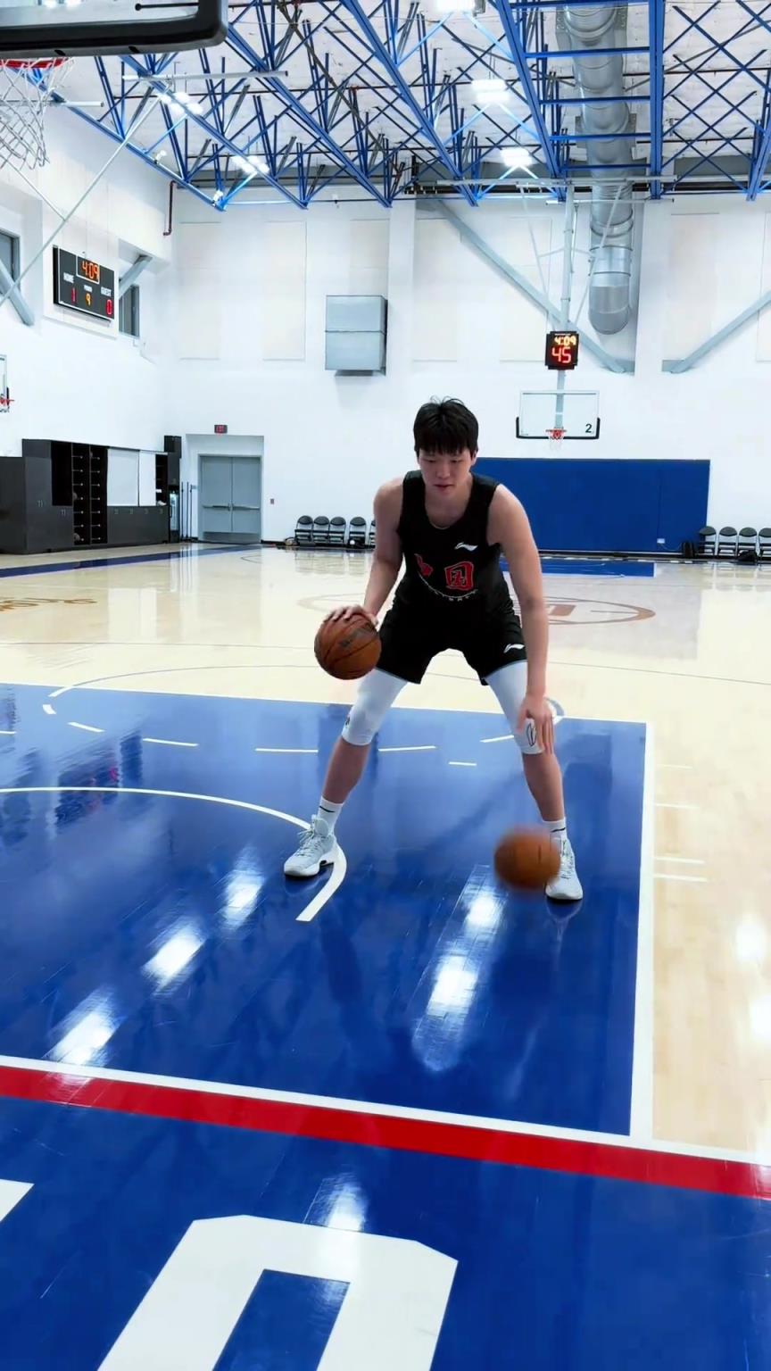 楊瀚森今日份訓練！這個左右手運球協(xié)調性真不錯