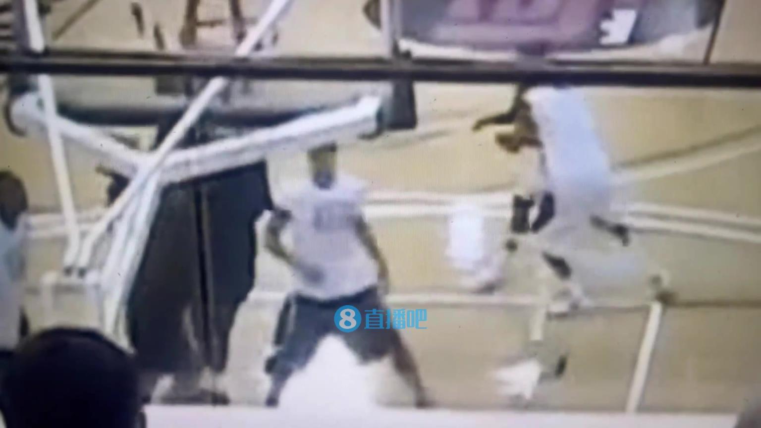 引熱議！美媒翻舊賬：當年詹姆斯被大學生隔扣，耐克沒收了錄像帶