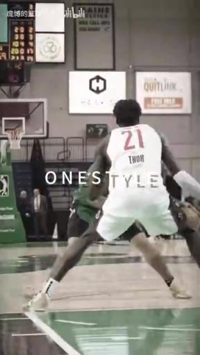 正統(tǒng)美式后衛(wèi)！JD戴維森炒菜后低手合球，對抗上籃打進！