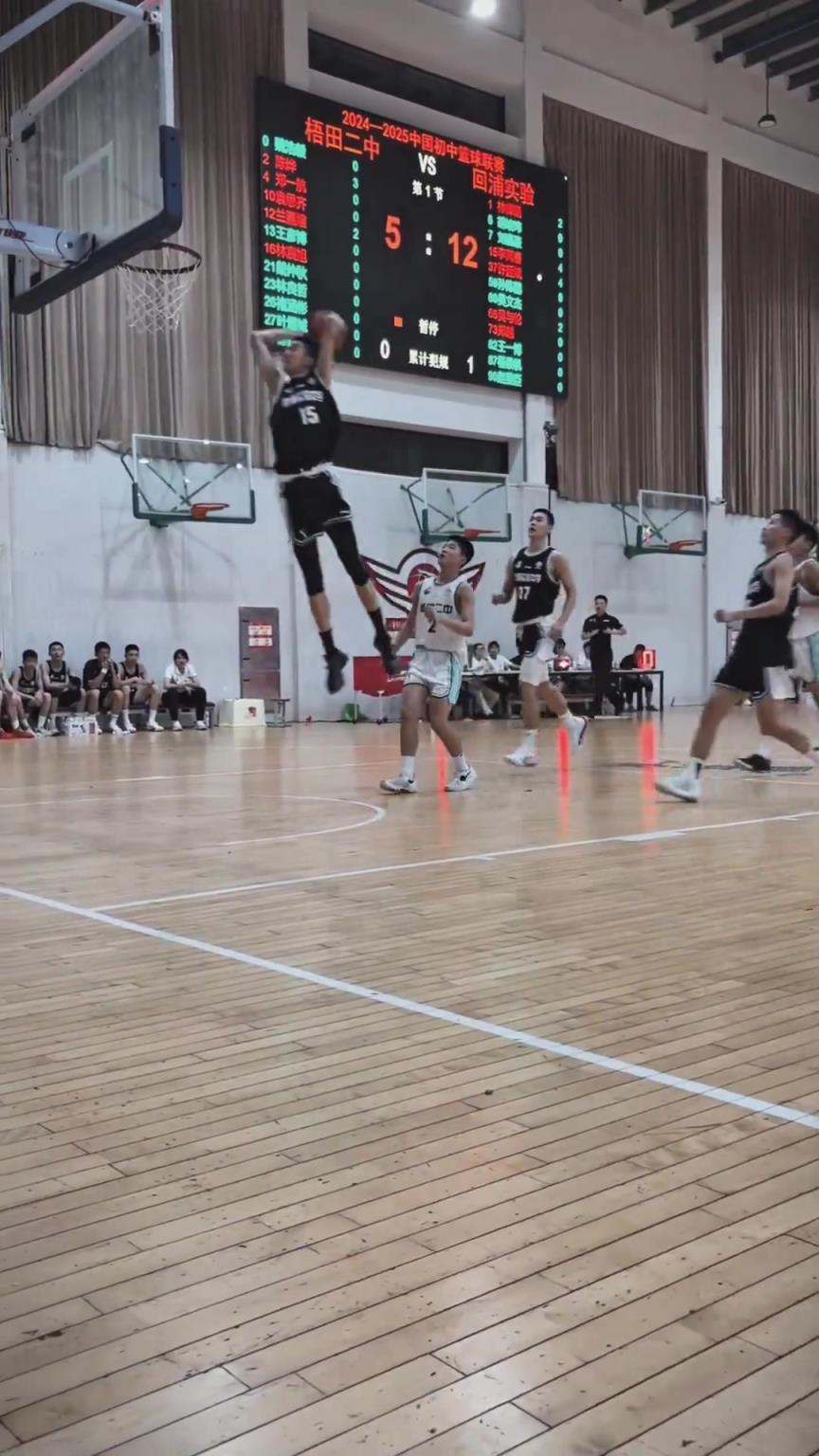 起來就扣??！現在的初中生都這么打球的嗎