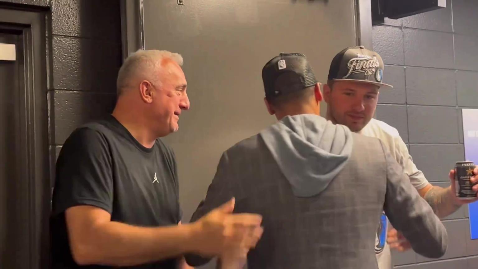 去年的今天，東契奇率隊殺入總決賽，賽后喝啤酒被芬利沒收