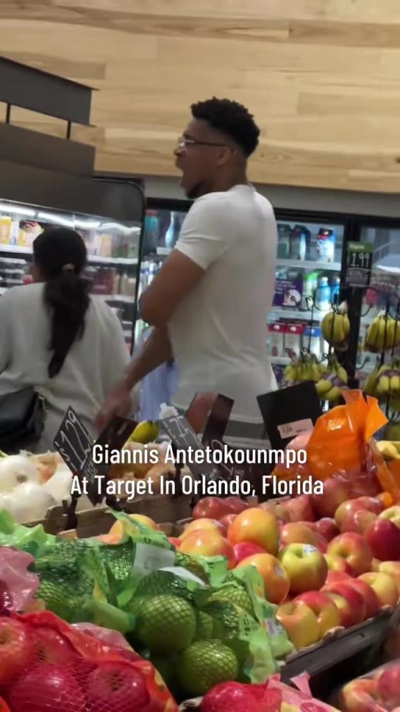 好男人啊！字母哥在奧蘭多度假 陪妻子一起逛超市