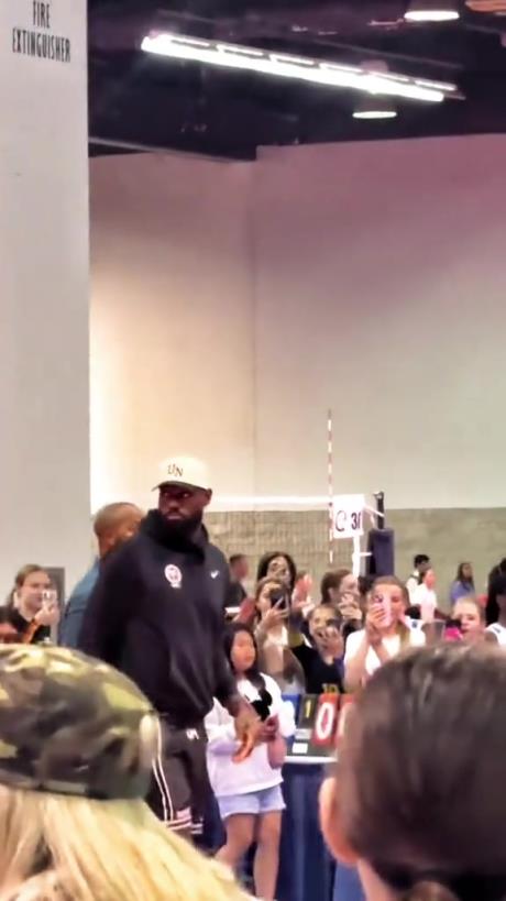 什么是巨星??！詹姆斯現(xiàn)身排球場被小球迷包圍 這就是行走的流量