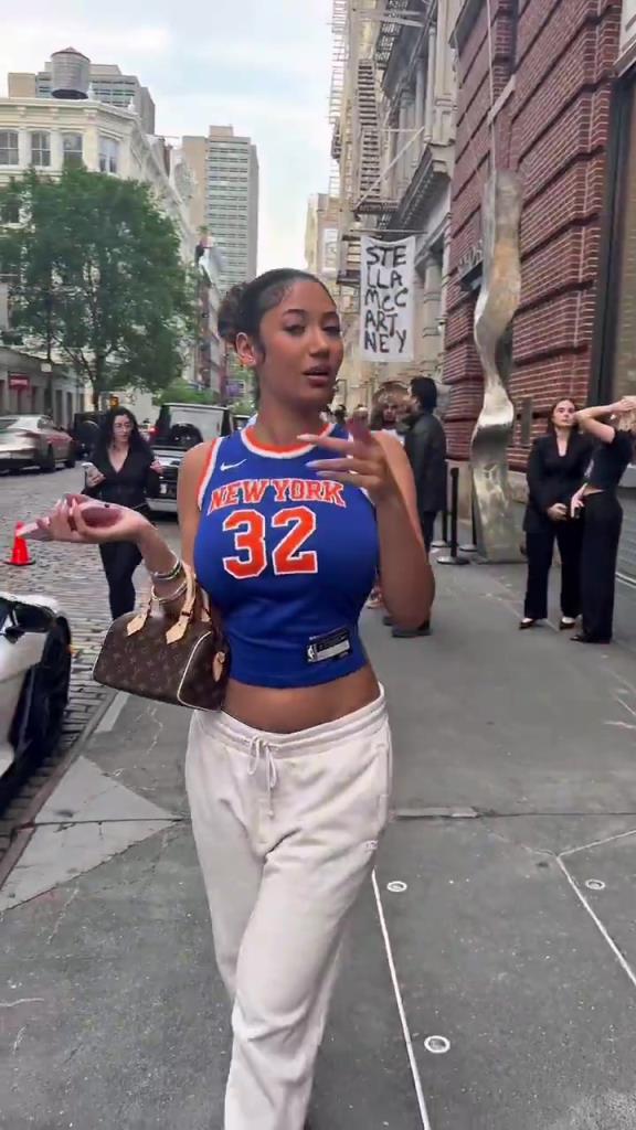 哇塞！一豐滿尼克斯女球迷身穿唐斯球衣，真是太吸引眼球了