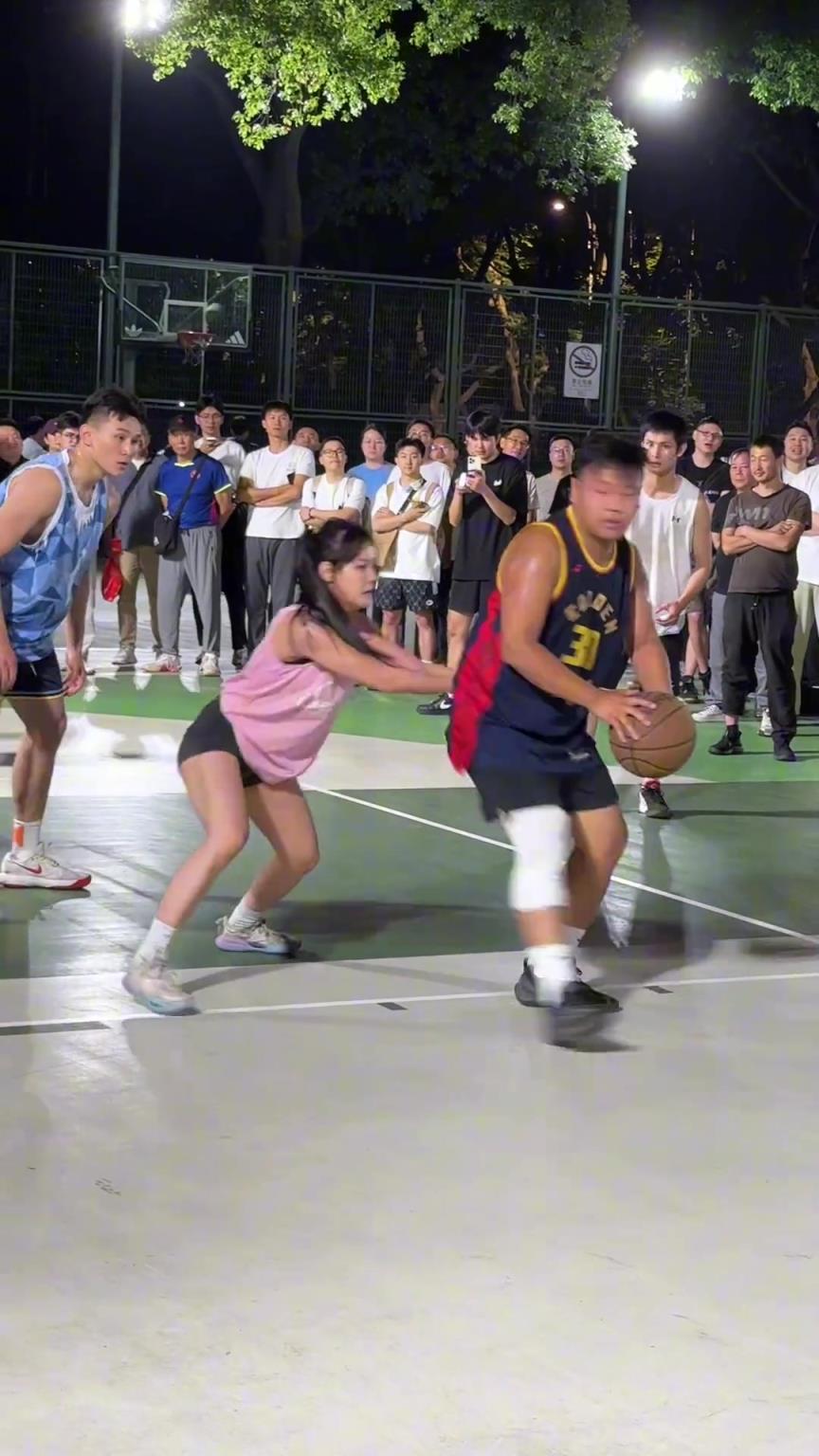 這哥們看見防自己的是女生，一個(gè)勁背打，球也不傳了